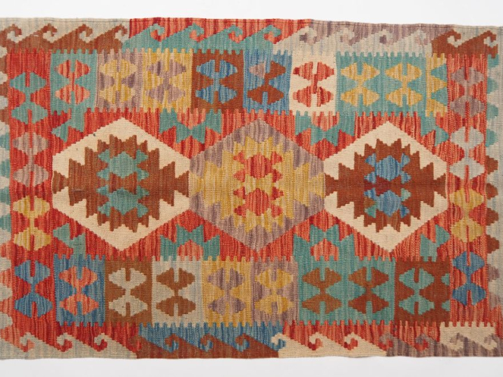5 petits tapis Kilim, à décor polychrome de motifs géométriques. Dim. 