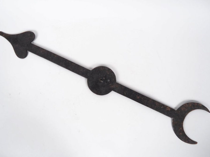 Flèche de girouette ancienne en fer forgé. H. 77 cm