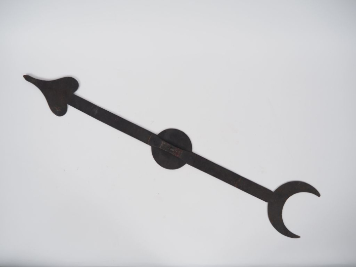 Flèche de girouette ancienne en fer forgé. H. 77 cm