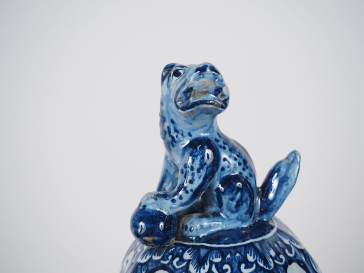 DELFT.  Potiche couverte en faience, à décor en camaieu bleu de style 