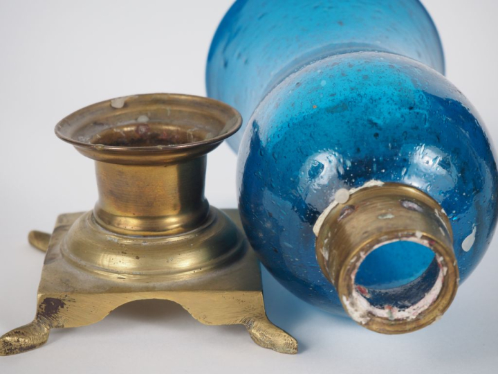 Paire de photophores en verre bleuté et bullé, piétement en laiton. H.