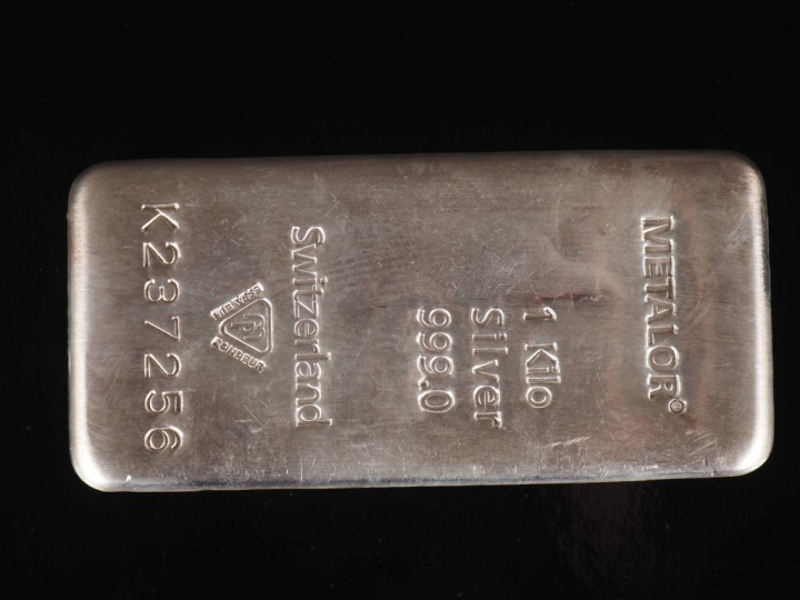 Lingot en argent. Numéroté K237256. Poids. 1000 g Avec son certificat.