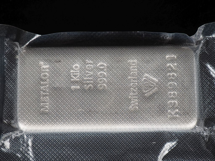 Lingot en argent. Numéroté K389821. Poids. 1000 g Avec son certificat.