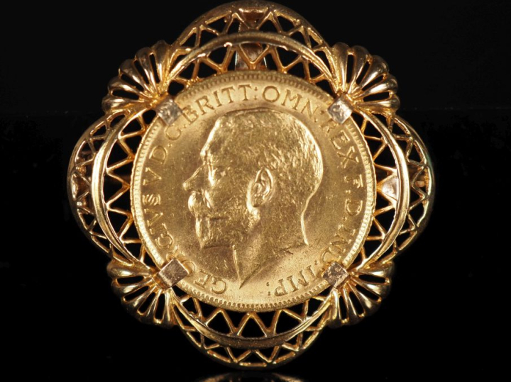 Broche/pendentif en or jaune 750, sertie en son centre d'un souverain 