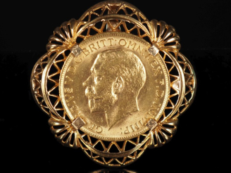Vente aux enchères Broche/pendentif en or jaune 750, sertie en son centre d'un souverain 