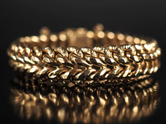 Vente aux enchères Bracelet souple en or jaune 750, maille épi ajourée.  Chainette de séc