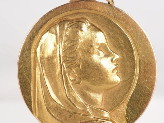 Vente aux enchères Ravissante et importante médaille en or jaune 750, figurant la Sainte 
