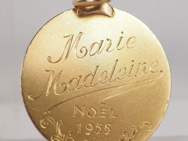 Ravissante et importante médaille en or jaune 750, figurant la Sainte 