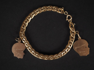 Vente aux enchères Bracelet souple en or jaune 750, maille plate fantaisie, agrémenté de 