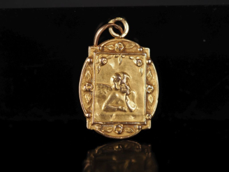 Vente aux enchères Médaille religieuse en or jaune 750, figurant un angelot.  Joli pourto