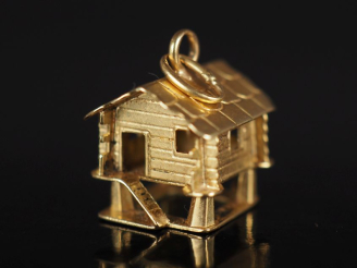 Vente aux enchères Pendentif en forme de case en or jaune 750.  1,1 x 1,1 x 1,1 cm Poids.