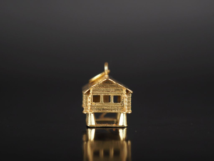 Pendentif en forme de case en or jaune 750.  1,1 x 1,1 x 1,1 cm Poids.