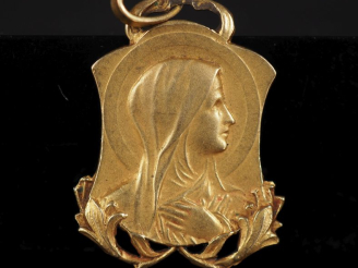 Vente aux enchères Médaille religieuse Art Nouveau en or jaune 750, figurant la Sainte Vi