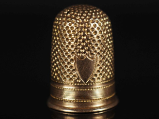 Vente aux enchères Dé à coudre en or jaune 750, à décor d'écusson. H. 2,2 cm Poids. 4 g (