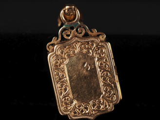 Vente aux enchères Pendentif Napoléon III en or jaune 750, à décor ajouré de rinceaux sur