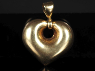 Vente aux enchères Pendentif en or jaune 750, en forme de cœur ajouré.  2 x 2,1 cm (sans 