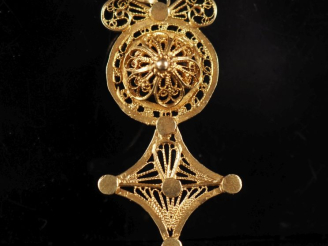Vente aux enchères Pendentif ajouré en or jaune 750, à décor filigrané.  4,5 x 2,3 cm Poi