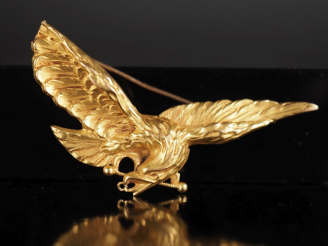 Vente aux enchères Broche en or jaune 750, figurant un aigle aux ailes déployées.  2 x 5 