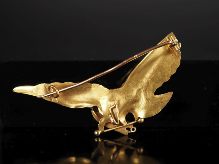Broche en or jaune 750, figurant un aigle aux ailes déployées.  2 x 5 