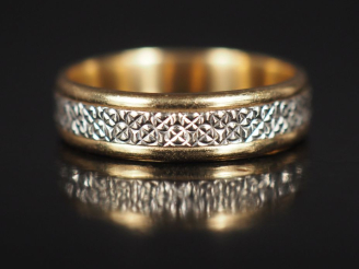 Vente aux enchères Bague jonc deux tons d'or 750, à décor géométrique.  TDD. 49 Poids. 3,
