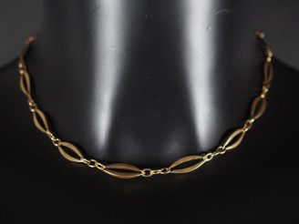 Vente aux enchères Collier en or jaune 750, maillons en forme de losange ajouré.  Long. 3