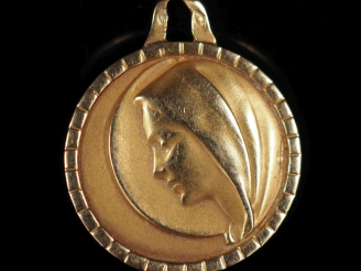 Vente aux enchères Médaille religieuse en or jaune 750, figurant la Sainte Vierge de prof