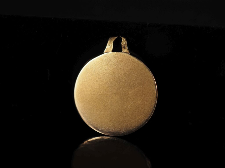 Médaille religieuse en or jaune 750, figurant la Sainte Vierge de prof