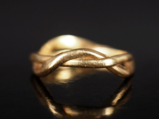 Vente aux enchères Bague ajourée et torsadée en or jaune 750.  Poids. 2,97 g  (gravée)
