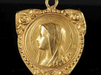 Vente aux enchères Médaille religieuse de forme triangulaire en or jaune 750, figurant la