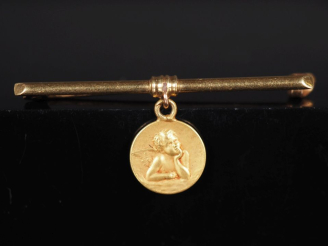Vente aux enchères Petite broche barrette en or jaune 750, ornée d'un médaillon en pendel