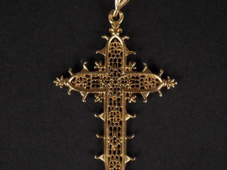 Vente aux enchères Pendentif en forme de croix en or jaune 750, à décor ajouré. 5 x 3 cm 