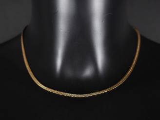 Vente aux enchères Collier souple en or jaune 750, maille plate.  Long. 41,5 cm Poids. 4,