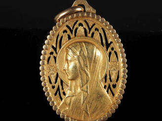 Vente aux enchères Ravissante médaille religieuse ajourée en or jaune 750, figurant la Sa