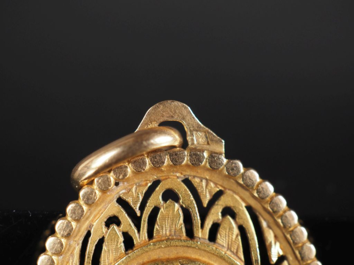 Ravissante médaille religieuse ajourée en or jaune 750, figurant la Sa