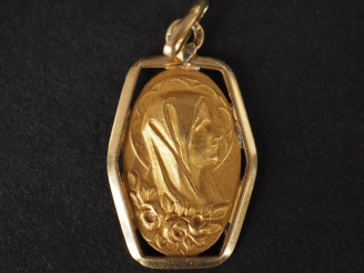 Vente aux enchères Médaille religieuse de forme hexagonale en or jaune 750, figurant la S