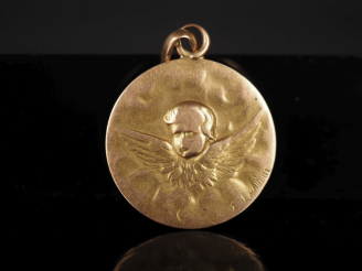 Vente aux enchères Médaille religieuse en or jaune 750, figurant un angelot dans les nuée