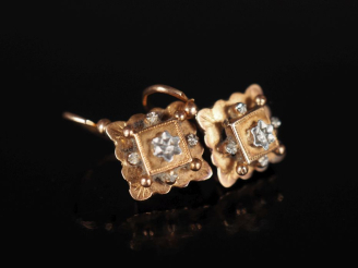 Vente aux enchères Paire de perces oreilles Napoléon III en or 750, en forme de losange a
