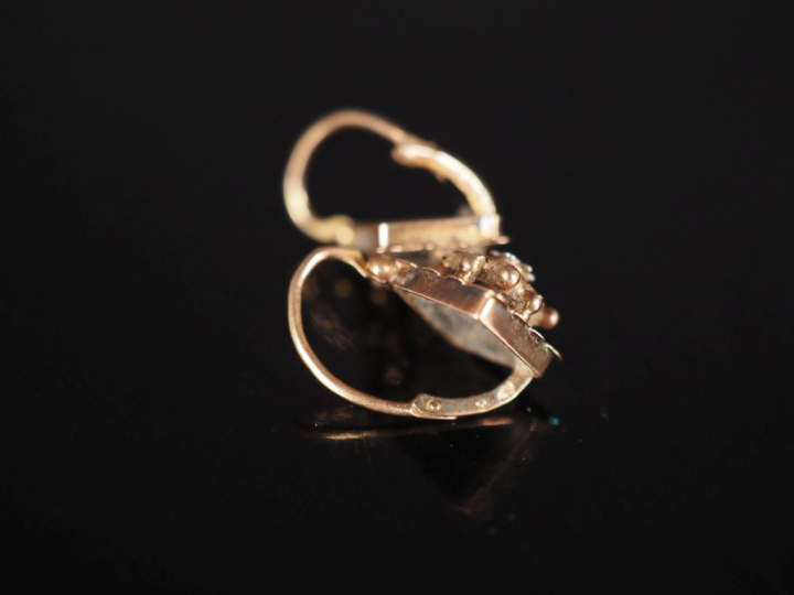 Paire de perces oreilles Napoléon III en or 750, en forme de losange a