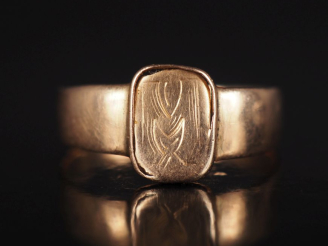 Vente aux enchères Bague en or jaune 750, à décor gravé de la lettre "M".  TDD. 55 Poids.