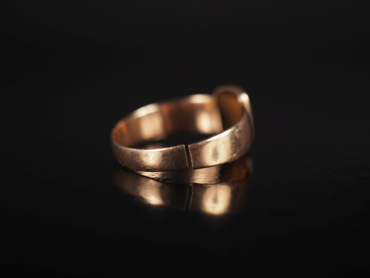 Bague en or jaune 750, à décor gravé de la lettre "M".  TDD. 55 Poids.