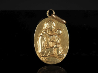 Vente aux enchères Médaille religieuse ovale en or jaune 750, figurant une Vierge à l'Enf