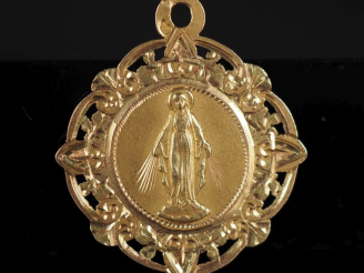 Vente aux enchères Médaille religieuse en or jaune 750, figurant la Vierge en Majesté.  J
