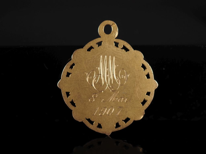 Médaille religieuse en or jaune 750, figurant la Vierge en Majesté.  J