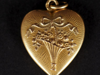 Vente aux enchères Petit pendentif de style Louis XVI en or jaune 750 en forme de cœur, à
