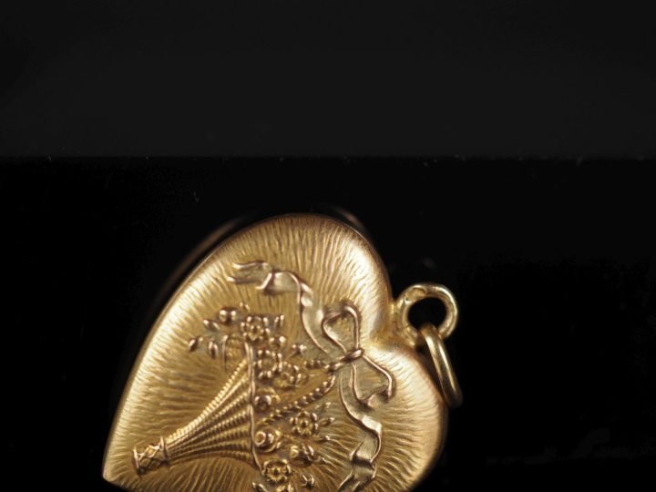 Petit pendentif de style Louis XVI en or jaune 750 en forme de cœur, à