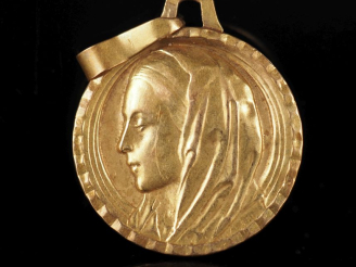 Vente aux enchères Médaille religieuse en or jaune 750, figurant la Sainte Vierge de prof