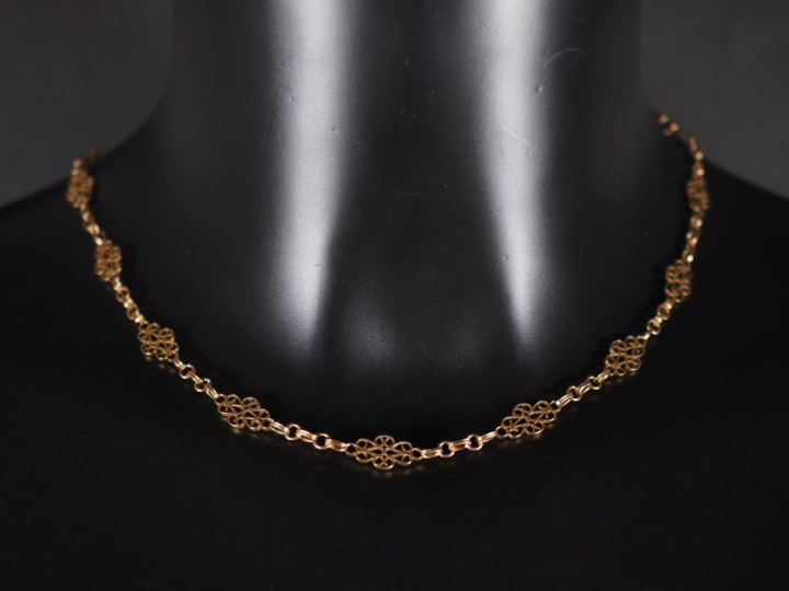 Collier en or jaune 750, à décor de maillons polylobés ajourés et fili