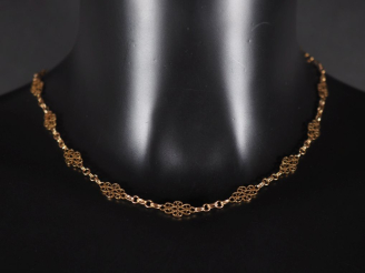 Vente aux enchères Collier en or jaune 750, à décor de maillons polylobés ajourés et fili