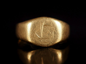 Vente aux enchères Bague de forme chevalière en or jaune 750, à décor de monogramme. TDD.