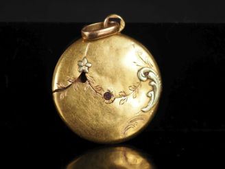 Vente aux enchères Pendentif circulaire en or jaune 750, à décor de rinceaux et branchage